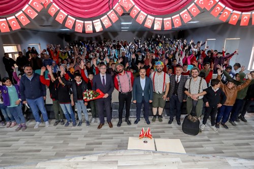 Muradiye`de Kültür ve Sanat etkinlikleri kapsamında çocuklara tiyatro etkinliği düzenlendi.